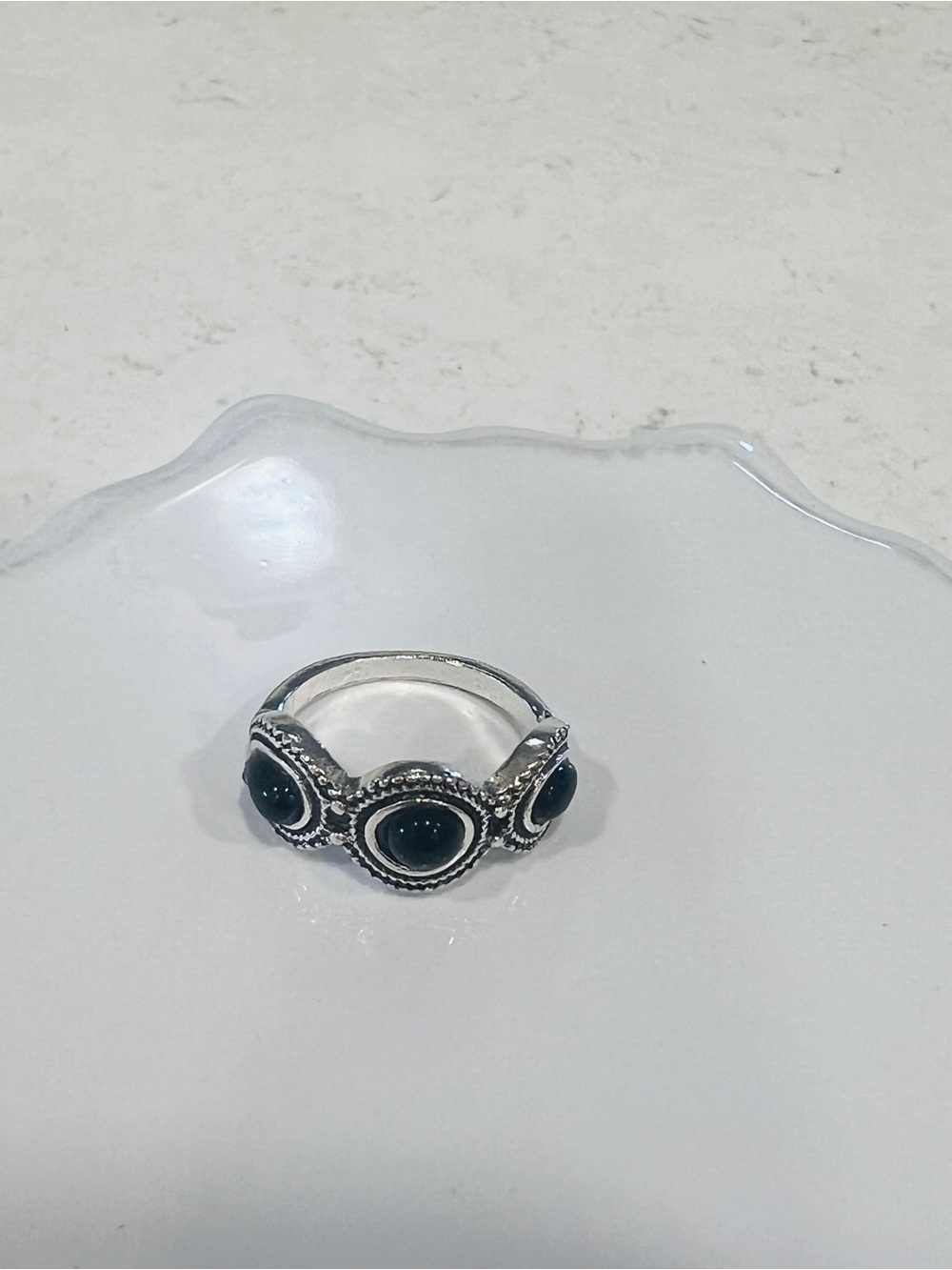 Silver Tone Metal Black Round Bezel Set 3-Stone Band Ring Size 7 6mm